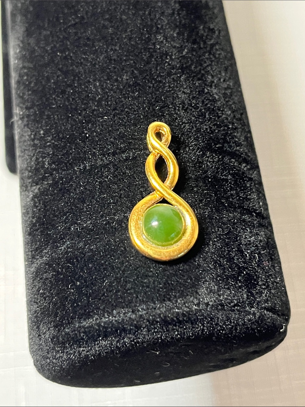 Vintage Gold-Tone Green Stone Pendant - Elegant Twist Design